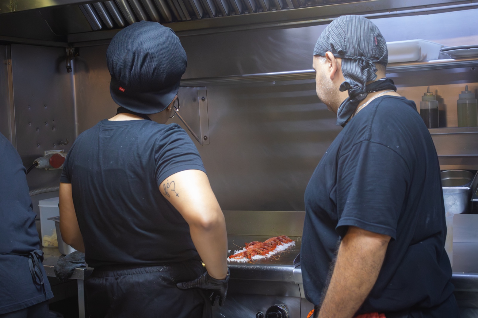 Cocineros trabajando en la cocina